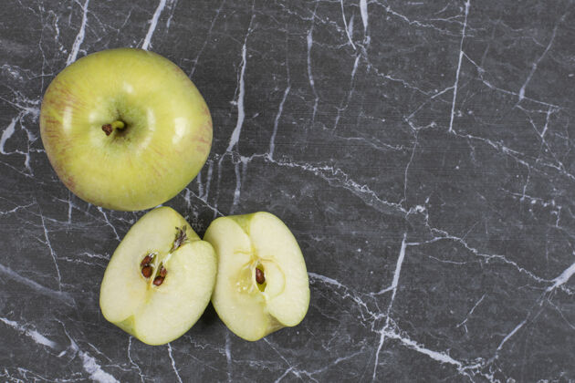 美味整个苹果和切成片的苹果放在大理石上水果天然切片