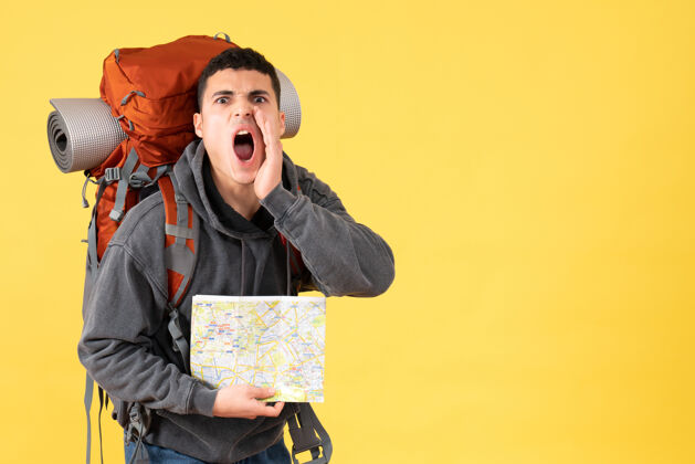 视图前视图尖叫旅行者男子背着背包拿着地图休闲背包一