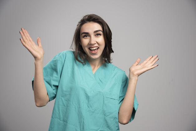 年轻人快乐的女性在灰色背景上笑高质量的照片妇女医院工作