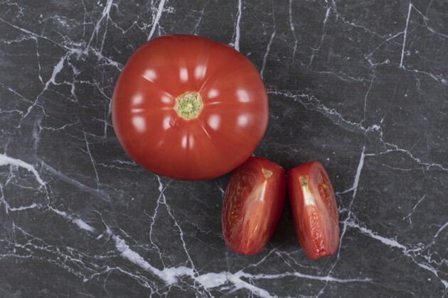 成熟新鲜番茄片放在大理石上生的多汁切片