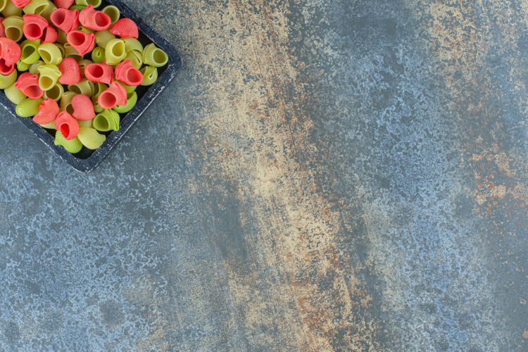 意大利面食在大理石背景上准备一盘意大利面托盘板美味