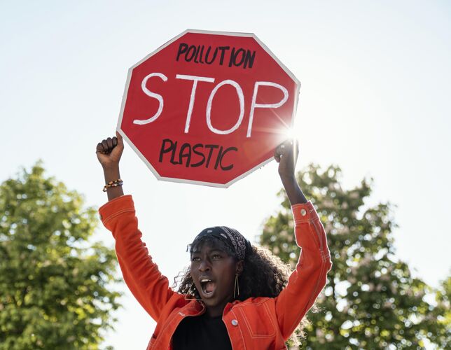 女活动家举着停车标志中枪激进主义中镜头全球变暖