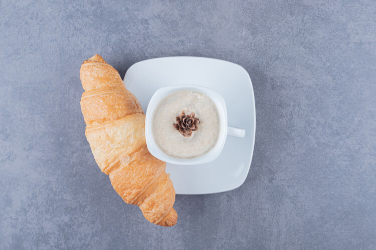 桌布卡布奇诺和羊角面包的俯瞰图经典的法式早餐面包早午餐法国