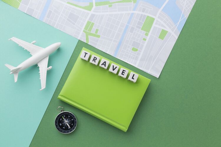组成旅游概念与白色飞机和地图俯视图概念安排