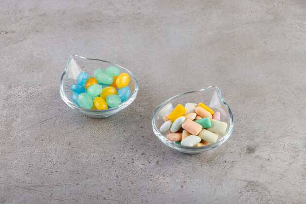 白五颜六色的口香糖放在石桌上的碗里糖泡泡糖薄荷醇