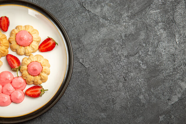 早餐顶视图美味的糖饼干与草莓果冻在一个灰色的表面餐厅餐糖