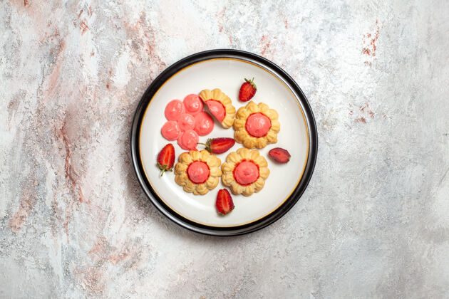 晚餐白色表面有草莓果冻的美味甜饼俯视图餐碗食物