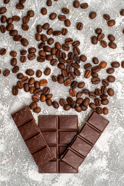 豆类白色表面有巧克力条的咖啡籽俯视图早餐食物杯子