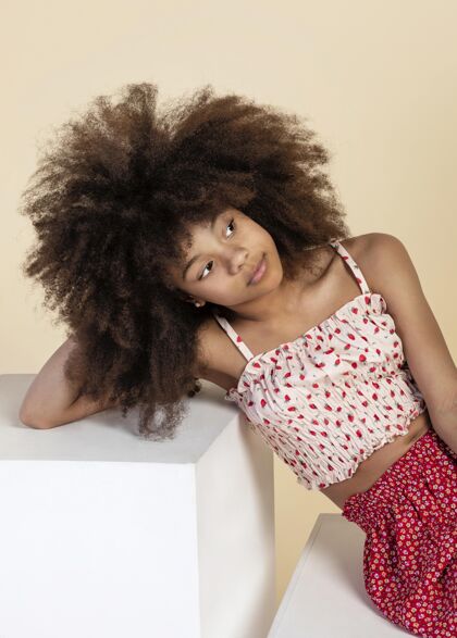 年轻年轻可爱的黑人女孩的画像女孩非洲儿童肖像