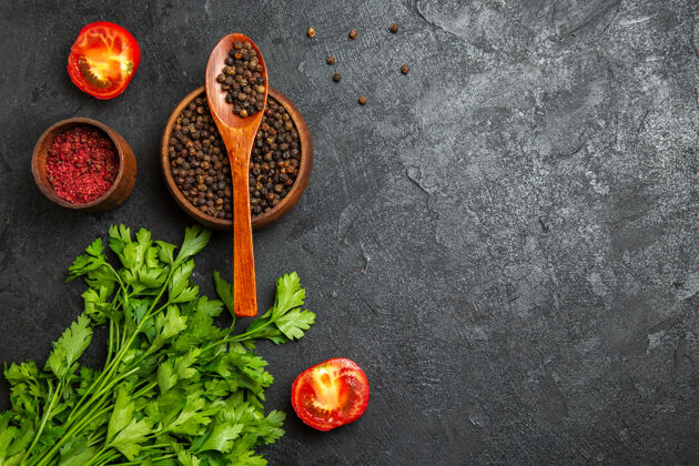 番茄灰色表面上新鲜的青菜 胡椒和西红柿的俯视图胡椒球设备