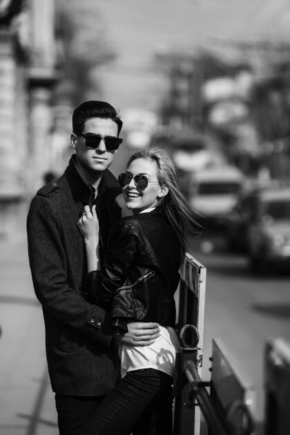 男人一对年轻漂亮的夫妇在繁忙的城市街道上的照片城市居住区金发