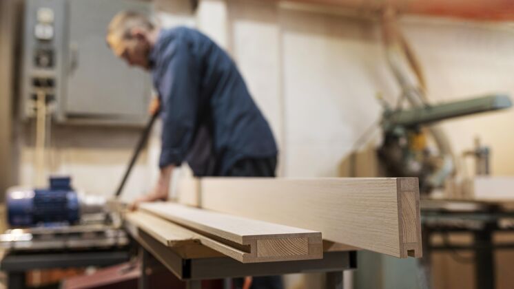 木工在木屋工作的有创造力的人创意职业工艺