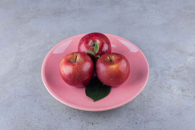 食物红色成熟的苹果水果放在石桌上成熟苹果美味