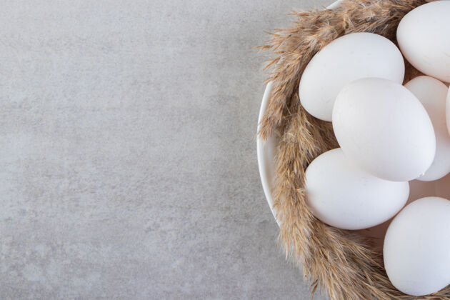 生的把新鲜的生鸡蛋放在石头上母鸡鸡肉未煮熟的