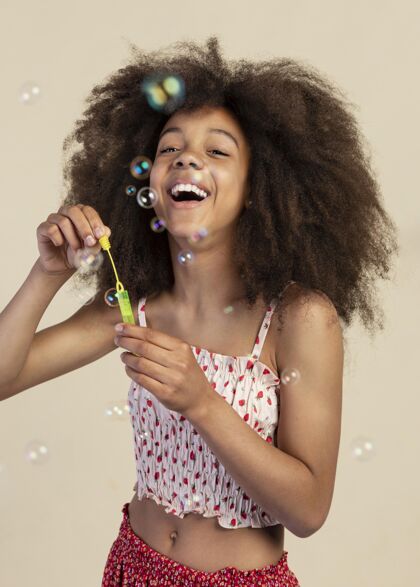 儿童肖像年轻可爱的女孩在玩肥皂泡时摆姿势的画像可爱年轻女孩孩子