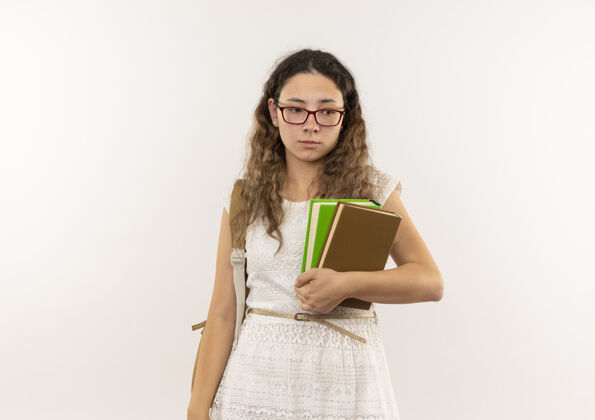 背悲伤的年轻漂亮的女学生戴着眼镜 背着书包 看着隔离在白墙上的一面女生壁板脸
