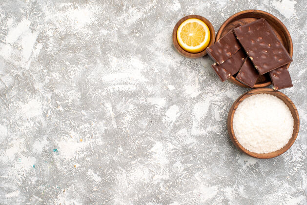 古董白色表面有柠檬片的美味巧克力棒俯视图茶礼品巧克力