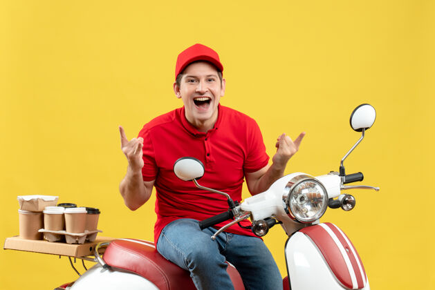 人前视图的疯狂情绪年轻人穿着红色衬衫和帽子传递黄色背景的命令背景车辆运动