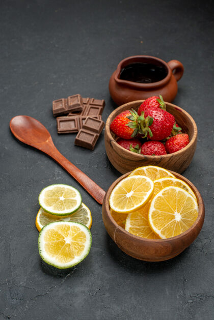 可食用水果前视图新鲜水果草莓和柠檬的灰色背景多汁新鲜柠檬
