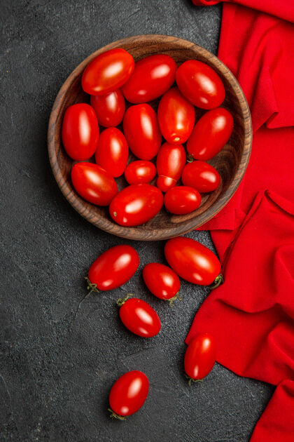 食品顶视图碗与樱桃番茄红毛巾和樱桃番茄在黑暗的背景新鲜深色健康