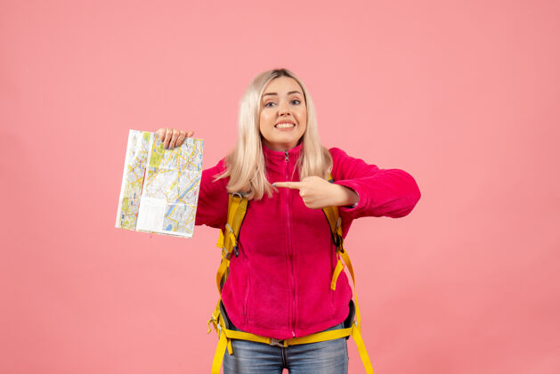 衣服正面图旅行者穿着休闲服的女人背着背包指着地图成人地图前面