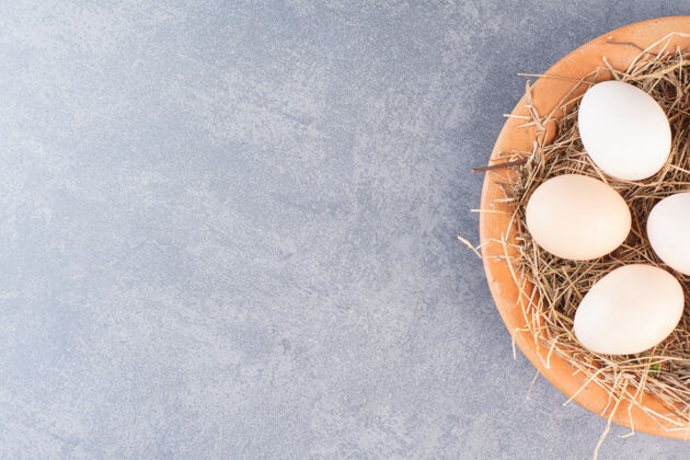 健康新鲜的生鸡蛋放在木碗里鸡未准备的蛋壳
