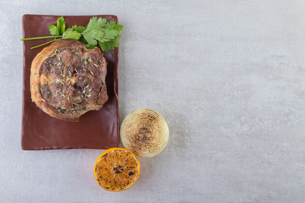 晚餐新鲜的肉片和新鲜的蔬菜放在石头背景上晚餐烹饪食物