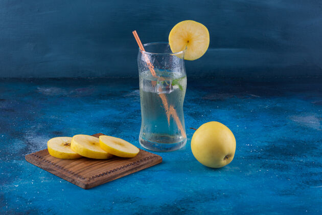 健康一杯水和苹果片放在大理石桌上营养水生的