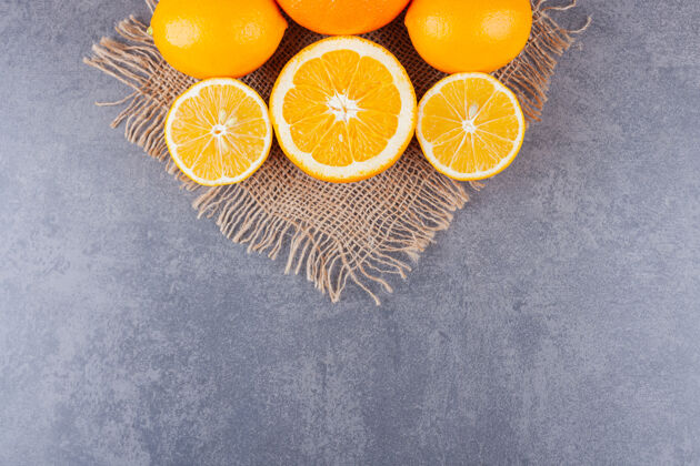 柠檬把柑橘切片放在石桌上酸橘子美味