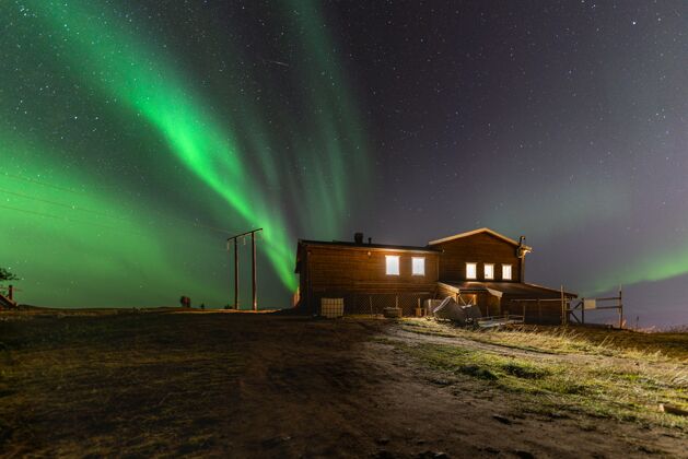 北极挪威特罗姆索-洛弗滕群岛夜空中美丽的北极光景色冰雪海洋