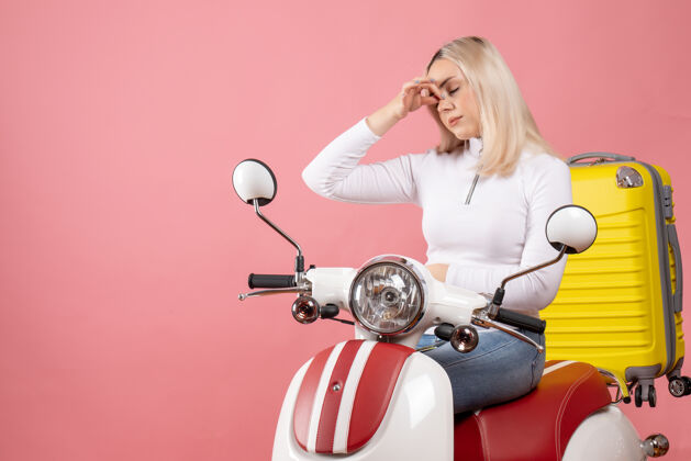 摩托车前视图疲惫的年轻女士坐在轻便摩托车上抱着鼻子坐着成人传送带