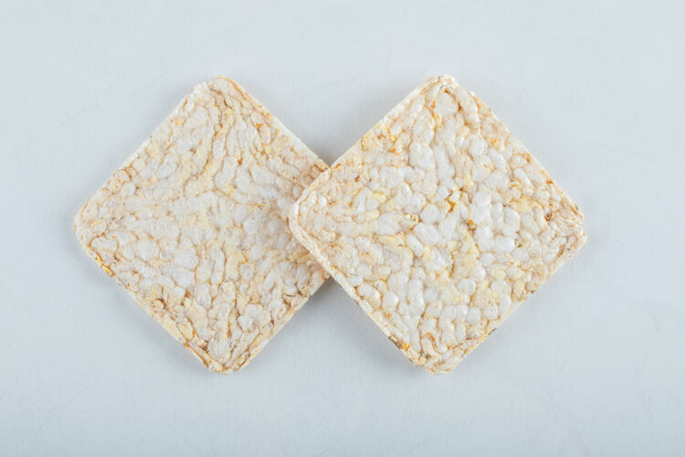 食物两个美味的白面包谷物种子顶视图