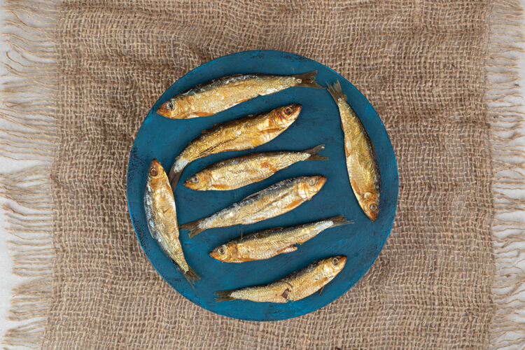 咸的蓝色盘子上的干小鱼麻布好吃的准备