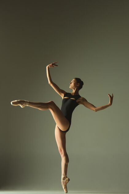 芭蕾舞优雅的芭蕾舞演员或经典的芭蕾舞演员 在灰色的工作室背景下跳舞表现出灵活性和优雅舞蹈 艺术家 当代 运动 动作和运动概念赤脚优雅平衡