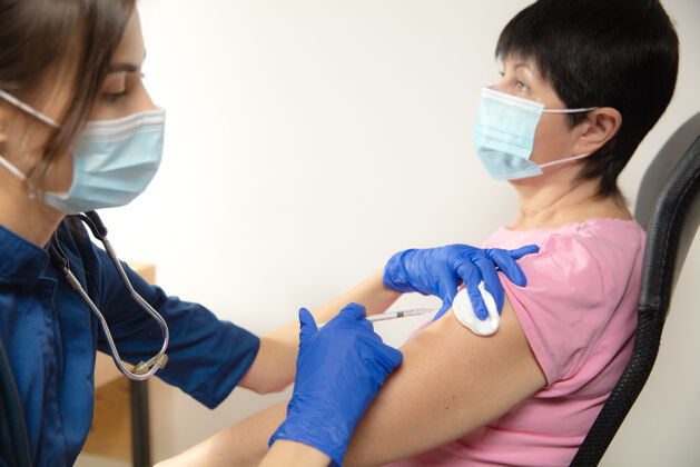 医疗医生或护士使用在医院注射的注射器给病人注射疫苗在针头中准备剂量预防冠状病毒 covid-19大流行和肺炎医疗保健 药物病毒注射免疫