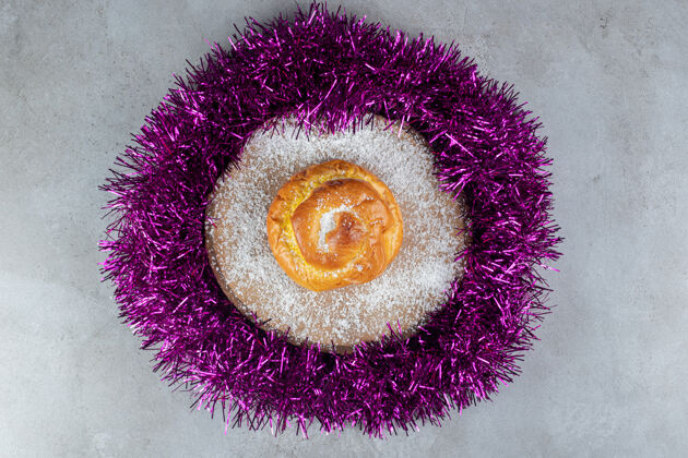 配料椰子粉覆盖三叉戟与一个发髻在一个花环在大理石表面营养烘焙正餐
