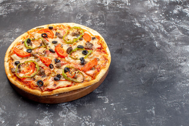 美食前视图美味的奶酪比萨饼在灰色的表面餐厅西红柿快餐
