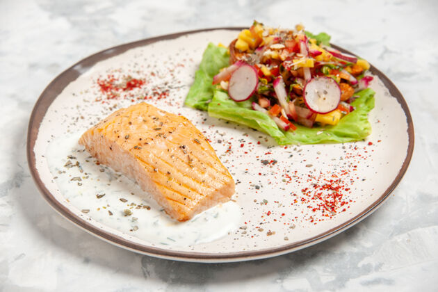 沙拉鱼粉和色拉的顶视图 在一个盘子上 白色的污渍表面鱼粉食物顶部
