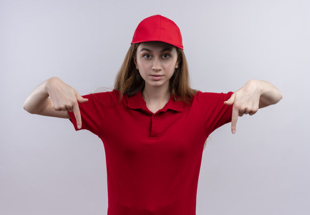 印象令人印象深刻的年轻送货女孩在红色制服指指点点孤立的白色空间年轻制服指向