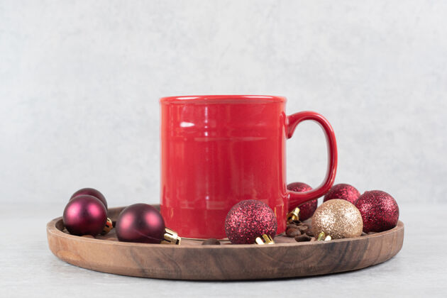 节日一杯咖啡 木制盘子上有圣诞装饰品食物美味杯子