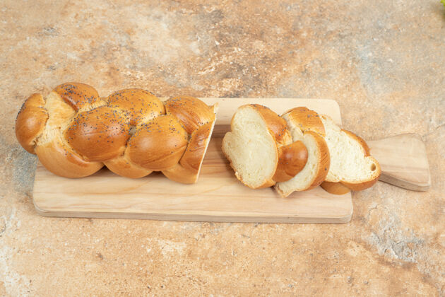 食物把新鲜的白面包片放在木砧板上新鲜的自然烹饪