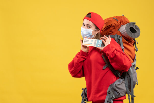 吉祥物前视图可爱的旅行女孩与背包和面具举行门票服装头饰孩子