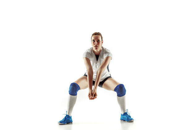 短裤年轻的女排运动员在白色工作室背景下孤立在运动的设备和鞋子或运动鞋训练和练习的妇女运动的概念 健康的生活方式 运动和运动运动活动比赛