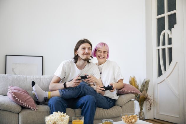 视频游戏可爱的情侣一起玩电子游戏游戏享受房子