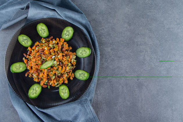 毛巾蔬菜沙拉放在盘子里 毛巾放在大理石表面可口膳食健康