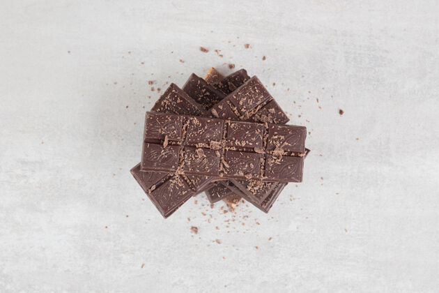 堆叠巧克力和坚果在大理石表面食物美味坚果