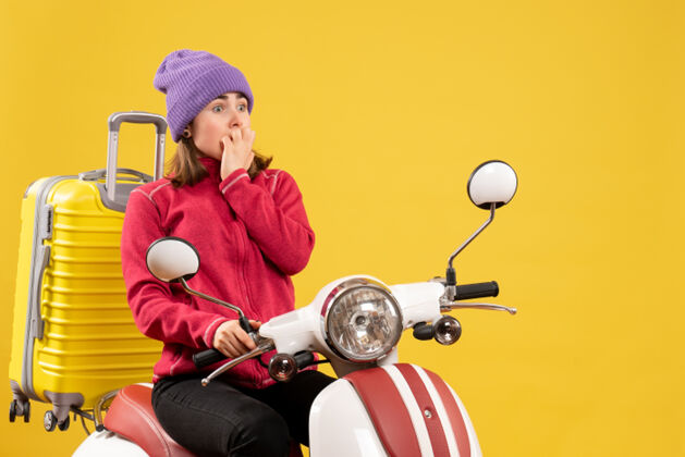 传送带正面图是一个穿着黄色手提箱 骑着轻便摩托车的年轻女子商务人3d