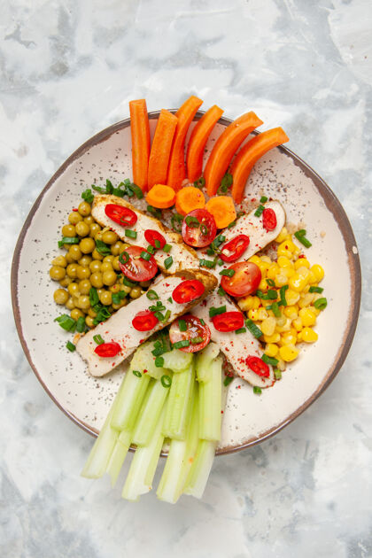 染色美味的素食沙拉在一个盘子上的白色表面染色俯视图食物健康营养