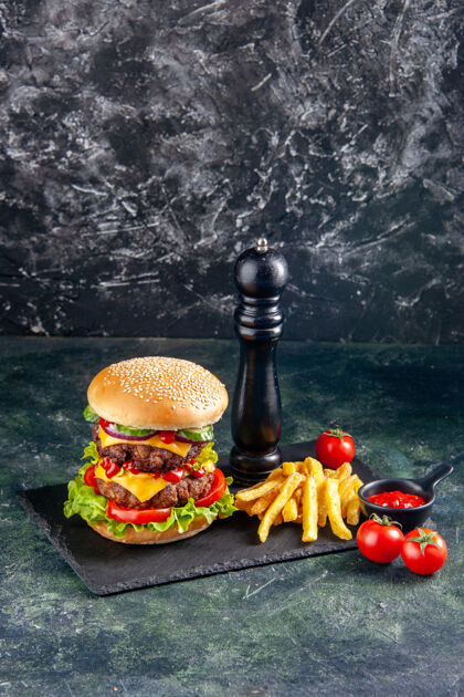 素食美味的三明治和炸辣椒在深色托盘上的垂直视图黑色表面上的西红柿南瓜农产品胡椒