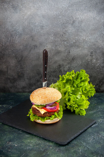 午餐垂直视图刀在美味的肉三明治和绿色的黑色托盘上的左侧模糊的表面肉三明治壁板模糊